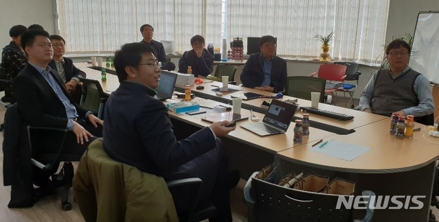 【광주=뉴시스】송창헌 기자 = 호남대학교 미래자동차공학부가 지난 20일부터 22일까지 사흘 동안 호남대학교에서 중국 칭화대학교 교수들과 자율주행자동차와 스마트자동차에 대한 양교의 상호 협력방안을 논의했다. 연구성과를 공유하는 모습. 2019.02.22 (사진=호남대 제공) photo@newsis.com