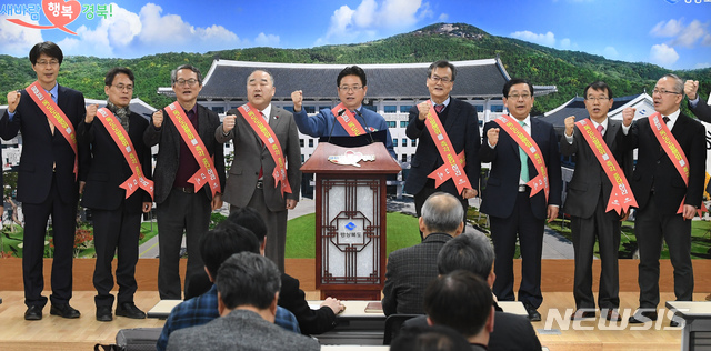 【안동=뉴시스】류상현 기자 = 이철우 경북도지사(가운데)와 경북도 독도위원회 위원, 독도 관련단체 대표 등이 22일 도청 프레스센터에서, 일본 시마네현이 강행한 '죽도의 날' 행사에 대해 성명서를 내고 규탄하고 있다. 2019.02.22 (사진=경북도 제공)&nbsp; photo@newsis.com 