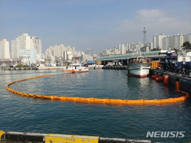 【울산=뉴시스】안정섭 기자 = 22일 울산해양경찰서가 울산 동구 방어진항 해상에서 울산수협, 해양환경관리공단 울산지사와 함께 해양시설 맞춤형 방제훈련을 전개하고 있다. 2019.02.22. (사진=울산해양경찰서 제공) photo@newsis.com