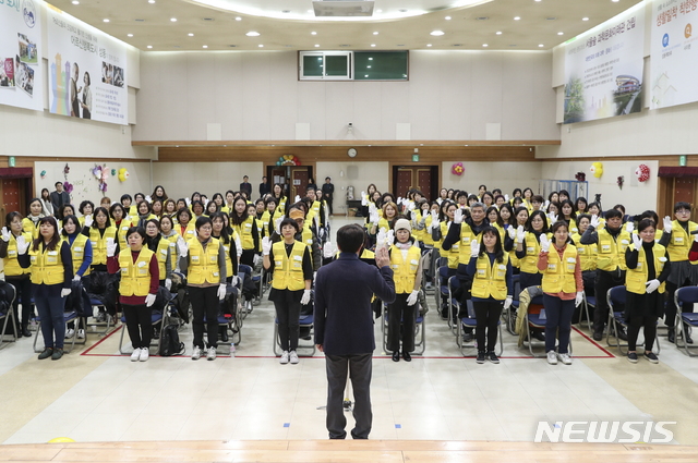 【서울=뉴시스】 우리아이 안전한 등굣길! 성동 교통안전지킴이가 나선다 성동구. 2019.02.22. (사진= 성동구 제공)