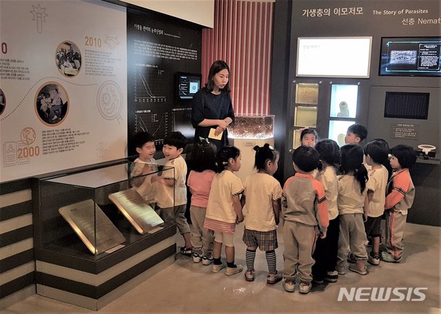 【서울=뉴시스】 강서구 어린이집 견학 해설 모습. 2019.02.22. (사진= 강서구 제공)