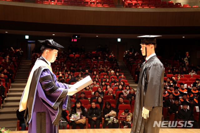 【구미=뉴시스】박홍식 기자 = 이상철 금오공대 총장이 22일 본관 강당에서 열린 '2018학년도 전기 학위수여식'에서 우수 졸업생에게 시상을 하고 있다. 2019.02.22 (사진=금오공대 제공) photo@newsis.com