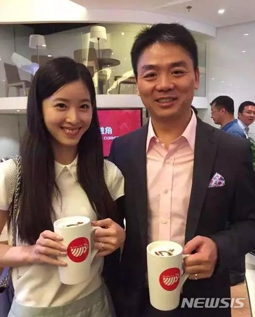 【서울=뉴시스】중국 2위 전자상거래 기업 징둥의 류창둥(45) 회장과 ‘밀크티녀’ 별명을 가진 아내 장쩌톈의 사랑 징표로 알려진 밀크티 가게가 돌연 폐업하면서 두 사람 불화설 및 이혼 루머가 다시 돌고 있다. 지난 2015년 5월8일 중국의 ‘창업 엔진’으로 불리는 베이징 중관춘(中關村) 창업 거리에 있는 ‘징둥+밀크티’ 1호점이 개업한 가운데 개업식에 참석한 류 회장 부부의 모습. <사진출처: 바이두> 2019.02.22