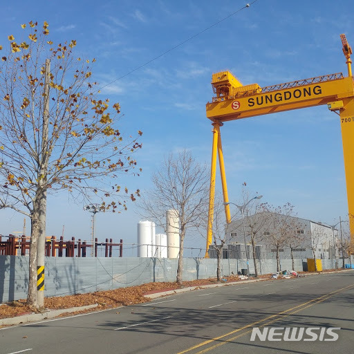 【통영=뉴시스】신정철 기자 = 경남 통영의 중견조선업체 성동조선해양 22일 오후 창원지방법원 파산부에서 매각 입찰을 실시했지만 매각이 불발됐다. 사진은 작업이 중단된 성동조선해양 1야드 진입로 전경이다. 2019.02.22(사진=뉴시스DB)&nbsp; sin@newsis.com