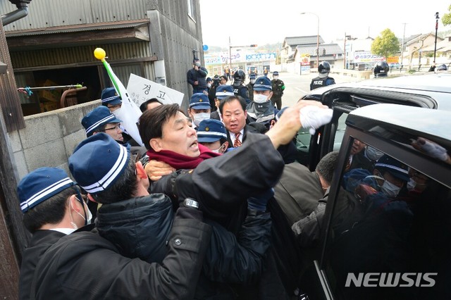 【서울=뉴시스】최재익 독도수호전국연대 대표(가운데)가 22일 '다케시마의 날' 폐기를 촉구하는 항의를 펼치기 위해 시마네 현청으로 향하던 중 일본 경찰에 저지 당하고 있다. (사진출처:독도수호전국연대) 2019.02.22.