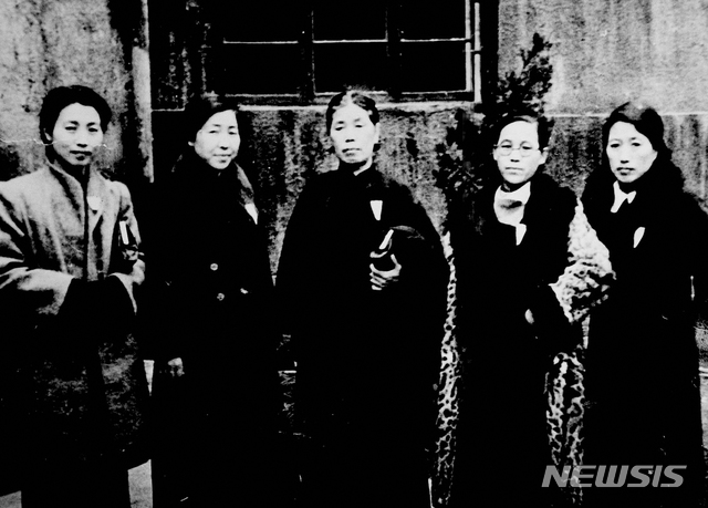 【서울=뉴시스】1943년 재건대한애국부인회 회원들. 왼쪽부터 차례로 최선화, 김현주, 김순애, 권기옥, 방순희. (사진 = 한국사데이트베이스)