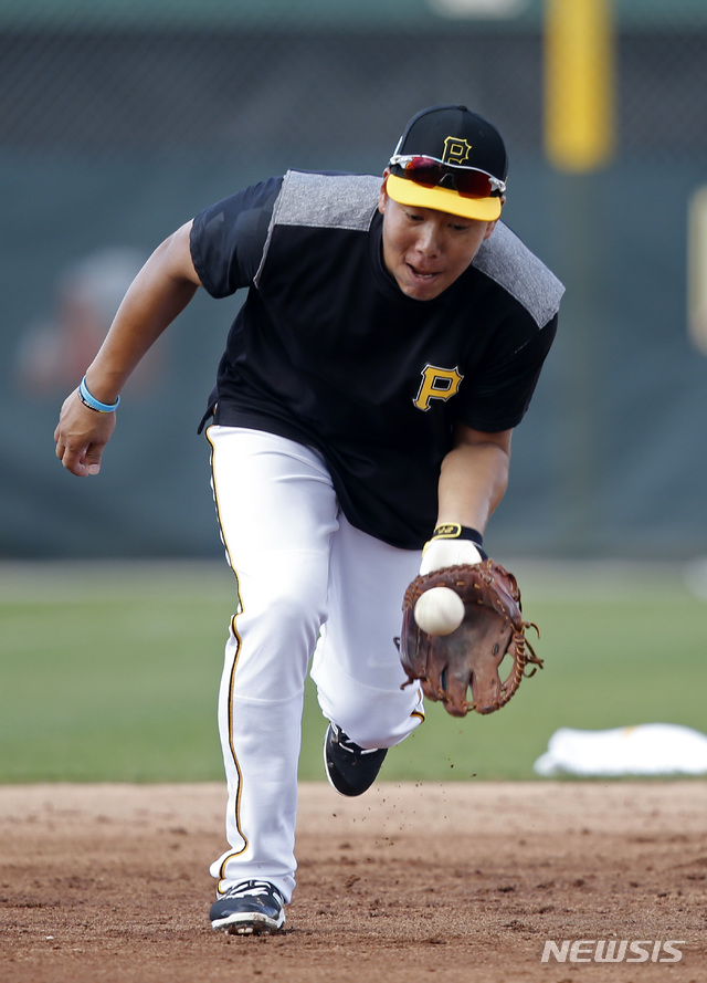 강정호, 개막전 3루수 선발 확정…단장 "파워 위협적"