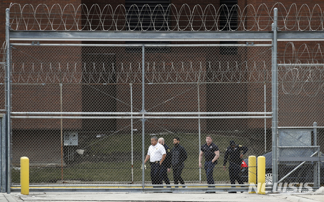 [시카고=AP/뉴시스] 미국 일리노이주 시카고 쿡 카운티 교도소에서 8일(현지시간) 400명이 넘는 사람이 신종 코로나바이러스 감염증(코로나19)에 감염된 것으로 확인됐다. 2019년 2월21일 혐오공격 자작극을 벌인 미국 배우 주시 스몰렛이 쿡 카운티 교도소에서 석방되고 있는 모습. 2020.04.09