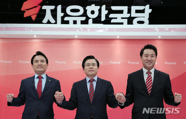 【서울=뉴시스】국회사진기자단 = 자유한국당 2.27 전당대회를 앞둔 김진태(왼쪽부터), 황교안, 오세훈 당대표 후보자가 21일 오후 서울 영등포구 여의도 KBS에서 열린 자유한국당 합동TV 토론회에서 손을 맞잡고 있다. 2019.02.22. photo@newsis.com