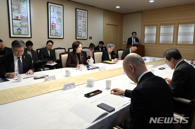 【서울=뉴시스】박미소 수습기자 = 유은혜 사회부총리 및 교육부장관이 주재하는 2019년 사회관계장관 간담회가 22일 오전 서울 종로구 정부서울청사 무궁화홀에서 열리고 있다. 2019.02.22. misocamera@newsis.com