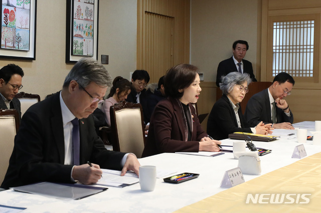 【서울=뉴시스】박미소 수습기자 = 유은혜(왼쪽 두번째) 사회부총리 및 교육부장관이 22일 오전 서울 종로구 정부서울청사에서 열린 2019년 사회관계장관 간담회에서 모두발언을 하고 있다. 2019.02.22. misocamera@newsis.com