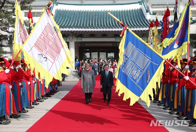 【서울=뉴시스】박진희 기자 = 문재인 대통령과 국빈 방한중인 나렌드라 모디 인도 총리가 22일 청와대 대정원에서 열린 공식 환영식에 참석하여 의장대 사열을 하고  있다. 2019.02.22. pak7130@newsis.com