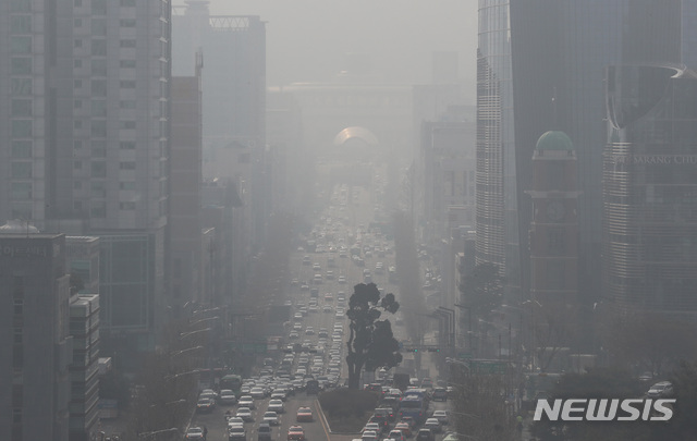 【서울=뉴시스】이영환 기자 = 전국적으로 미세먼지 비상저감조치가 발령된 22일 오전 서울 서초구 누에다리에서 바라본 예술의 전당 일대가 뿌옇다. 2019.02.22.&nbsp; 20hwan@newsis.com