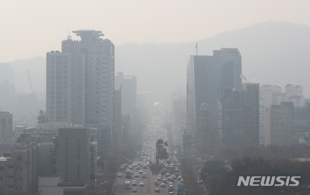 【서울=뉴시스】이영환 기자 = 전국적으로 미세먼지 비상저감조치가 발령된 22일 오전 서울 서초구 누에다리에서 바라본 예술의 전당 일대가 뿌옇다. 2019.02.22. 20hwan@newsis.com