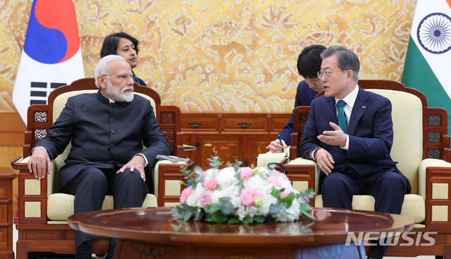 【서울=뉴시스】전신 기자 = 문재인 대통령이 22일 청와대 본관에서 나렌드라 모디 인도 총리와 정상회담을 하고 있다. 2019.02.22. photo1006@newsis.com
