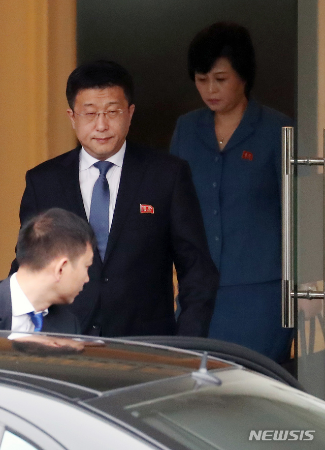 【하노이(베트남)=뉴시스】고승민 기자 = 제2차 북미정상회담을 닷새 앞두고 있던 지난 2월22일(현지시간) 북한 김혁철 국무위원회 대미특별대표와 김성혜 통일전선부 통일책략실장 등 실무자들이 의제협상을 위해 숙소인 영빈관을 나서고 있다. 2019.02.22.kkssmm99@newsis.com