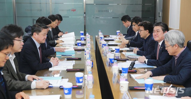 【서울=뉴시스】정승일 산업통상자원부 차관이 22일 서울 종로구 한국생산성본부 401호에서 열린 '2019년 제1차 산업부-중기부 정책협의회'에서 김학도 중소벤처기업부 차관과 논의를 하고 있다. 2019.02.22. (사진=산업통상자원부 제공)&nbsp; photo@newsis.com 