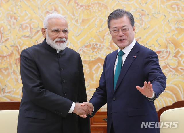 【서울=뉴시스】전신 기자 = 문재인 대통령이 22일 청와대 본관에서 나렌드라 모디 인도 총리와 정상회담에 앞서 악수하고 있다. 2019.02.22. photo1006@newsis.com