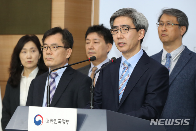 【서울=뉴시스】박미소 수습기자 = 홍종호(앞줄 오른쪽) 4대강 조사·평가 기획위원회 공동위원장이 22일 오전 서울 종로구 정부서울청사 별관에서 '금강과 영산강 보 처리방안'을 발표하고 있다.&nbsp; 4대강 조사·평가 기획위원회는 세종보와 죽산보는 해체, 공주보는 부분 해체, 백제보와 승촌보는 상시 개방하는 방안을 제시했다. 2019.02.22.&nbsp; misocamera@newsis.com