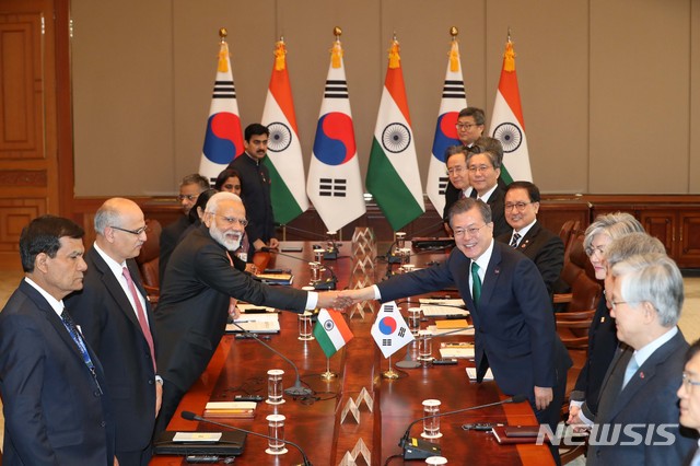 【서울=뉴시스】박진희 기자 = 문재인 대통령과 국빈 방한중인 나렌드라 모디 인도 총리가 22일 청와대 본관에서 확대 정상회담에 앞서 악수하고 있다. 2019.02.22. pak7130@newsis.com