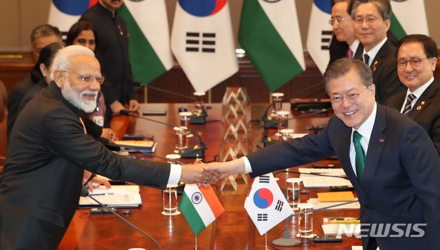 【서울=뉴시스】박진희 기자 = 문재인 대통령과 국빈 방한중인 나렌드라 모디 인도 총리가 22일 청와대 본관에서 확대 정상회담에 앞서 악수하고 있다. 2019.02.22. pak7130@newsis.com