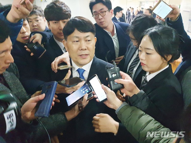 【대전=뉴시스】함형서 기자 = 타이어뱅크 김정규 회장이 종합소득세 수십억원을 탈세한 혐의로 22일 오후 대전 서구 둔산동 대전지방법원에서 징역 4년에 벌금 100억원을 선고 받고 기자들과 인터뷰를 하고 있다. 2019.02.22.foodwork23@newsis.com