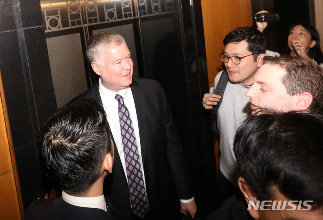 【하노이(베트남)=뉴시스】 전진환 기자 = 베트남 하노이에서 김혁철 북한 국무위원회 대미 특별대표와 의제 협상 중인 스티브 비건 미 국무부 대북정책특별대표가 22일 오전(현지시각) 아침 식사를 위해 숙소인 오호텔 뒤 파르크 하노이 로비로 내려왔다 기자들을 피해 다시 방으로 올라가고 있다. 2019.02.22.&nbsp; amin2@newsis.com