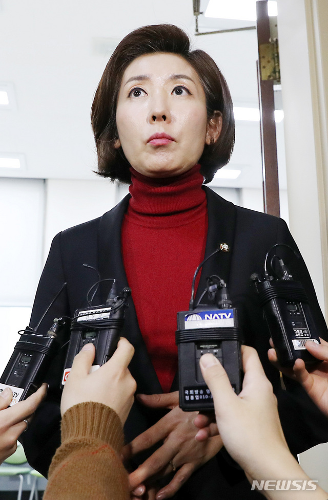 【서울=뉴시스】이종철 기자&nbsp; = 22일 서울 여의도 국회 운영위원장실에서 3당원내대표 회동을 마친 한국당 나경원 원내대표가 기자들의 질문에 답하고 있다. 2019.02.22.jc4321@newsis.com