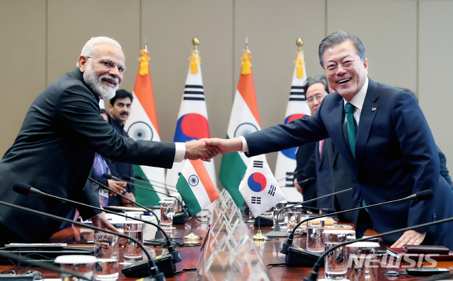 【서울=뉴시스】박진희 기자 = 문재인 대통령과 국빈 방한중인 나렌드라 모디 인도 총리가 22일 청와대 집현실에서 확대 정상회담을 하고 있다. 2019.02.22. pak7130@newsis.com