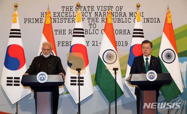 【서울=뉴시스】박진희 기자 = 문재인 대통령과 국빈 방한중인 나렌드라 모디 인도 총리가 22일 청와대 본관에서 공동기자회견을 하고 있다. 2019.02.22. pak7130@newsis.com