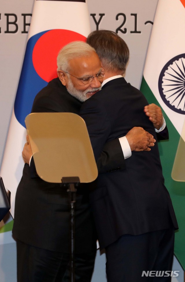 【서울=뉴시스】박진희 기자 = 문재인 대통령과 국빈 방한중인 나렌드라 모디 인도 총리가 22일 청와대 본관에서 공동기자회견을 마친 뒤 포옹하고 있다. 2019.02.22. pak7130@newsis.com