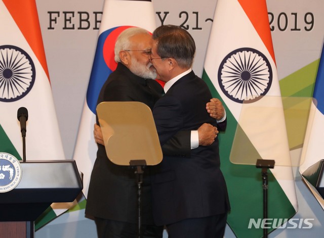 【서울=뉴시스】박진희 기자 = 문재인 대통령과 국빈 방한중인 나렌드라 모디 인도 총리가 22일 청와대 본관에서 공동기자회견을 마친 뒤 포옹하고 있다. 2019.02.22. pak7130@newsis.com