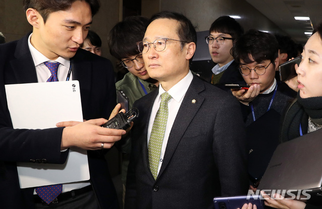【서울=뉴시스】이종철 기자 = 22일 서울 여의도 국회 운영위원장실에서 3당원내대표 회동을 마친 민주당 홍영표 원내대표가 기자들의 질문에 심각한 표정을 하고 있다. 2019.02.22. jc4321@newsis.com