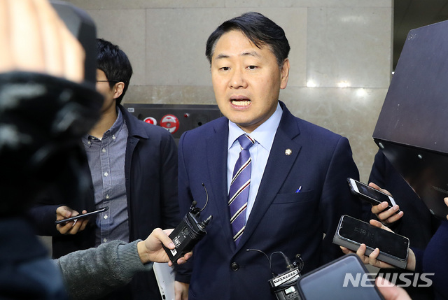 【서울=뉴시스】이종철 기자&nbsp; = 22일 서울 여의도 국회 운영위원장실에서 3당원내대표 회동을 마친 미래당 김관영 원내대표가 기자들의 질문에 심각한 표정을 하고 있다. 2019.02.22.jc4321@newsis.com