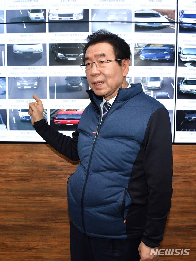 【서울=뉴시스】박원순 서울시장이 22일 미세먼지 비상저감조치와 관련해 서울 중구 서울시청 서소문별관에 위치한 차량 운행제한 상황실을 방문해 노후 경유차 단속 상황을 보고 있다. 2019.02.22. (사진=서울시 제공) photo@newsis.com