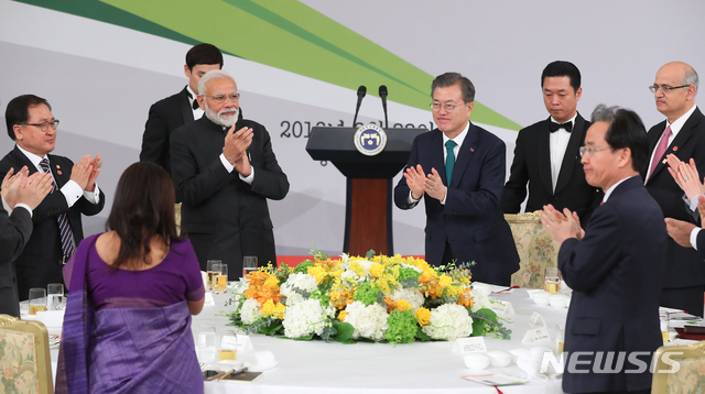 【서울=뉴시스】전신 기자 = 문재인 대통령과 나렌드라 모디 인도 총리가 22일 청와대 영빈관에서 열린 국빈오찬에서 건배한 후 서로에게 박수 보내고 있다. 2019.02.22.&nbsp; photo1006@newsis.com