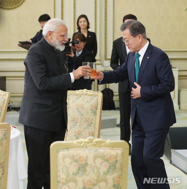 【서울=뉴시스】전신 기자 = 문재인 대통령과 나렌드라 모디 인도 총리가 22일 청와대 영빈관에서 열린 국빈오찬에서 건배하고 있다. 2019.02.22.&nbsp; photo1006@newsis.com