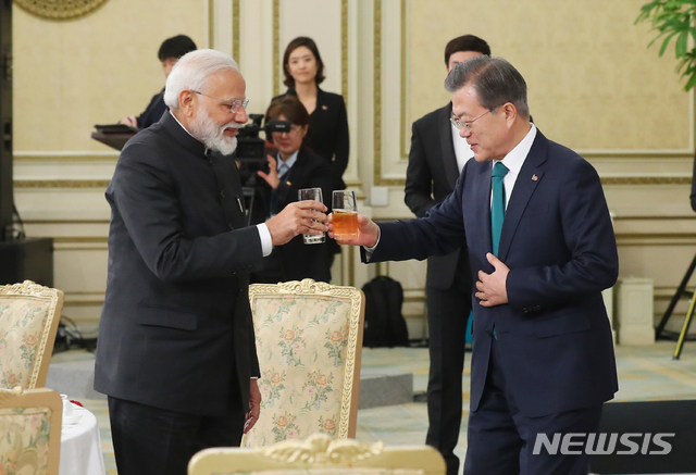 【서울=뉴시스】전신 기자 = 문재인 대통령과 나렌드라 모디 인도 총리가 22일 청와대 영빈관에서 열린 국빈오찬에서 건배하고 있다. 2019.02.22.&nbsp; photo1006@newsis.com