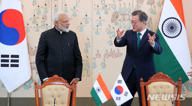 【서울=뉴시스】전신 기자 = 문재인 대통령과 나렌드라 모디 인도 총리가 22일 청와대 본관에서 열린 MOU 서명식을 마친 후 대화하고 있다. 2019.02.22. photo1006@newsis.com