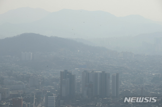 봄이 성큼 왔지만…"미세먼지 두려워" 웅크린 시민들