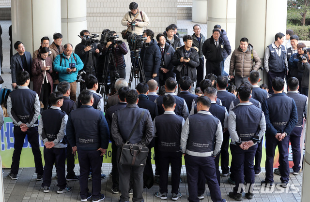 【서울=뉴시스】이영환 기자 = 22일 오후 서울 서초구 서울고등법원 앞에서 전국금속노동조합 기아자동차지부 강상호 지부장과 노조원들이 통상임금 소송 항소심 결과 관련 기자회견을 하고 있다. 서울고법 민사1부는 기아자동차 근로자 가모씨 등 2만7400여명이 회사를 상대로 낸 통상임금 소송 항소심에서 1심과 같이 원고 일부승소 판결했다. 2019.02.22. 20hwan@newsis.com