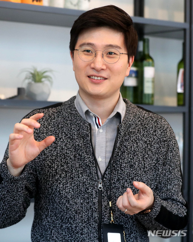 【서울=뉴시스】추상철 기자 = 패션 AI 서비스를 제공하는 스타트업 기업 신기영 디자이노블 대표가 18일 오후 서울 강남구 위워크에서 뉴시스와 인터뷰하고 있다. 2019.02.27.&nbsp;&nbsp;&nbsp; scchoo@newsis.com