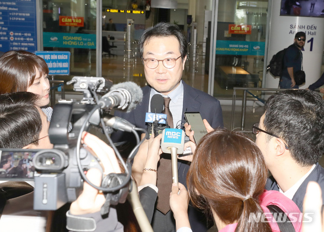 【하노이(베트남)=뉴시스】 전진환 기자 = 북미정상회담을 앞두고 이도훈 외교부 한반도 평화교섭본부장이 22일 오후(현지시각)  베트남 하노이 노이바이 공항을 통해 입국해 기자들의 질문에 답하고 있다.  이도훈 본부장은 북한과 실무협상 중인 스티브 비건 미 국무부 대북정책특별대표과 만나 북미 실무협상 상황을 듣고 전략을 조율할 예정이다. 2019.02.22. amin2@newsis.com