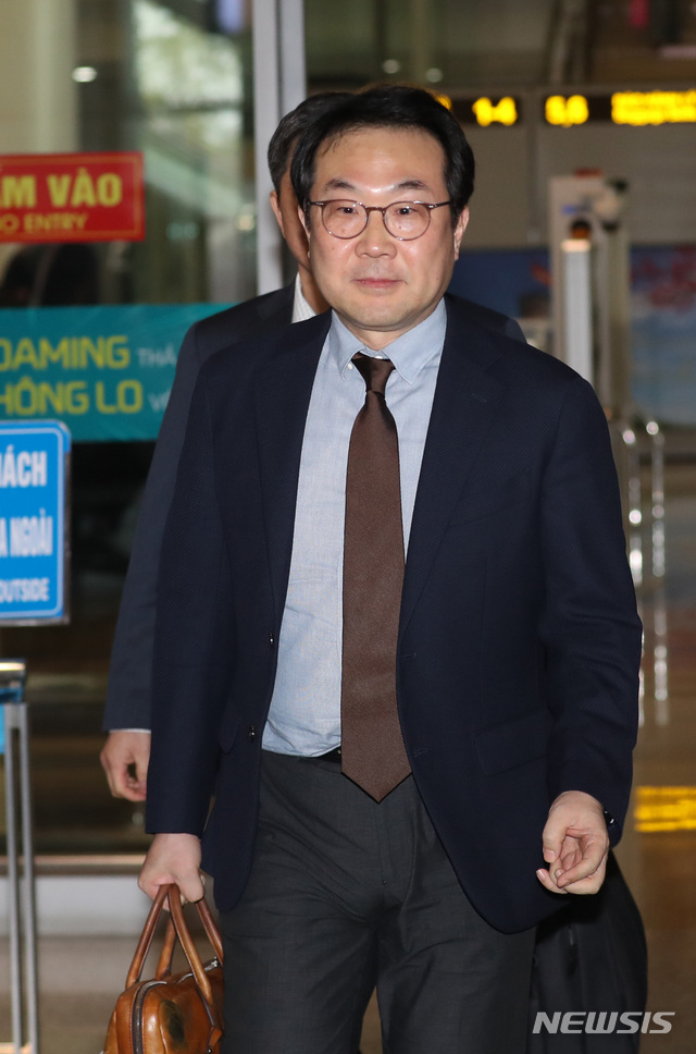 【하노이(베트남)=뉴시스】 전진환 기자 = 북미정상회담을 앞두고 이도훈 외교부 한반도 평화교섭본부장이 22일 오후(현지시각) 베트남 하노이 노이바이 공항을 통해 입국하고 있다.&nbsp; 이도훈 본부장은 북한과 실무협상 중인 스티브 비건 미 국무부 대북정책특별대표과 만나 북미 실무협상 상황을 듣고 전략을 조율할 예정이다. 2019.02.22.&nbsp; amin2@newsis.com