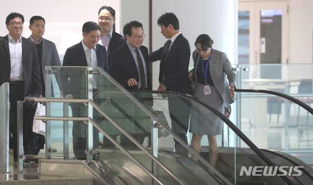 【하노이(베트남)=뉴시스】 전진환 기자 = 북미정상회담을 앞두고 이도훈 외교부 한반도 평화교섭본부장이 22일 오후(현지시각) 베트남 하노이 노이바이 공항을 통해 입국하고 있다.&nbsp; 이도훈 본부장은 북한과 실무협상 중인 스티브 비건 미 국무부 대북정책특별대표과 만나 북미 실무협상 상황을 듣고 전략을 조율할 예정이다. 2019.02.22.&nbsp; amin2@newsis.com