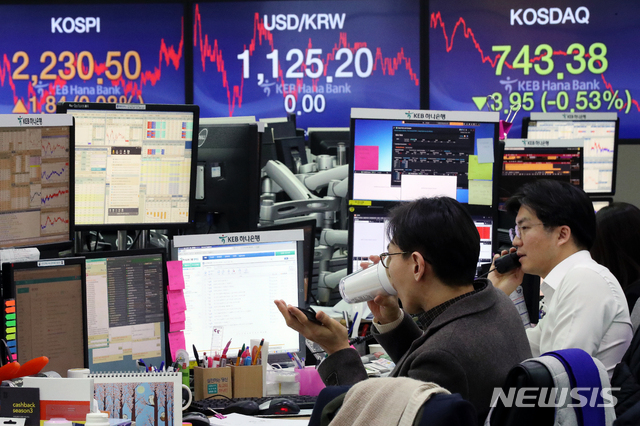 【서울=뉴시스】김병문 수습기자 = 22일 오후 서울 중구 KEB하나은행 딜링룸에서 직원들이 업무를 보고 있다. 2019.02.22 dadazon@newsis.com