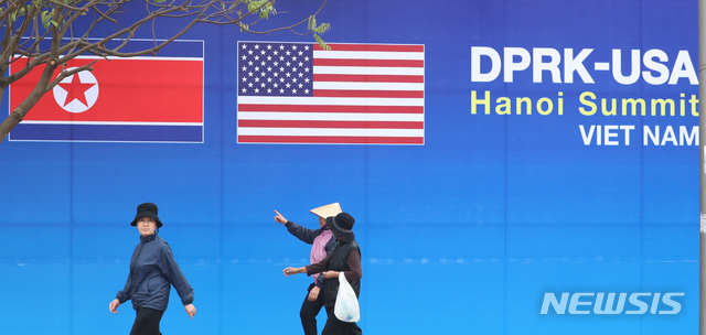 【하노이(베트남)=뉴시스】 북미정상회담을 5일 앞둔 22일 오후(현지시각) 도널드 트럼프 미국 대통령의 숙소로 거론되는 베트남 하노이 JW메리어트 호텔앞에 북미정상회담을 알리는 안내판이 설치돼 있다. 2019.02.22. amin2@newsis.com