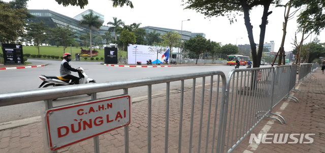 【하노이(베트남)=뉴시스】 북미정상회담을 5일 앞둔 22일 오후(현지시각) 도널드 트럼프 미국 대통령의 숙소로 거론되는 베트남 하노이 JW메리어트 호텔 주변에 안전펜스가 설치되어 있다. 2019.02.22.  amin2@newsis.com