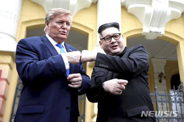  【하노이=AP/뉴시스】22일(현지시간) 도널드 트럼프 미국 대통령으로 분장한 러셀 화이트(왼쪽)와 김정은 북한 국무위원장으로 분장한 하워드 엑스가 베트남 하노이 오페라 하우스 앞에서 정상회담의 분위기를 띄우며 포즈를 취하고 있다.&nbsp; 오는 27~28일 하노이에서 열리는 제2차 북미정상회담을 앞두고 하노이에서는 두 정상을 소재로 각종 이벤트가 펼쳐지고 있다. 2019.02.22. 