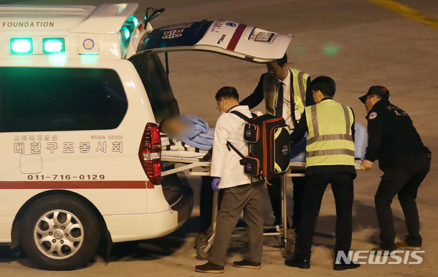 【인천공항=뉴시스】김진아 기자 = 미국 애리조나주 그랜드캐니언에서 추락해 중태에 빠졌던 박준혁 씨가 라스베이거스를 출발, 22일 오후 인천국제공항에 도착해 구급차로 이송되고 있다. 2019.02.22. bluesoda@newsis.com